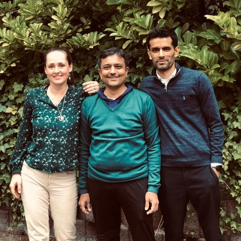 Frederieke met Dr. Hemang en collega